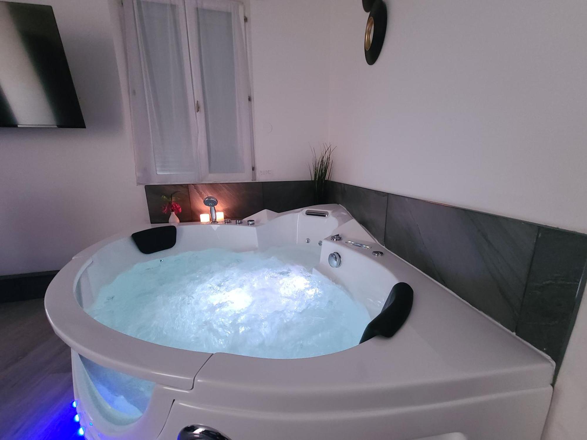 Suite Romantique Jacuzzi Moulins  Eksteriør bilde
